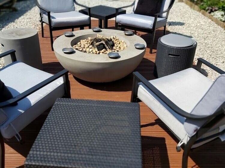 Отель The Vale Apart