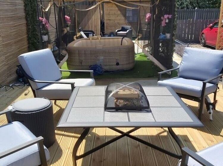 Отель The Vale Apart