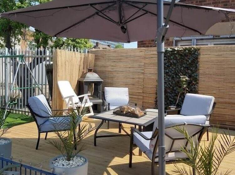 Отель The Vale Apart