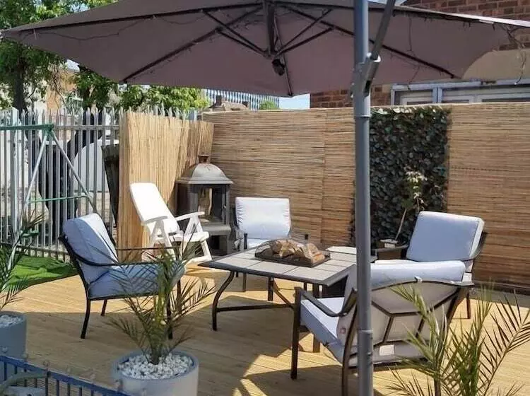 Отель The Vale Apart