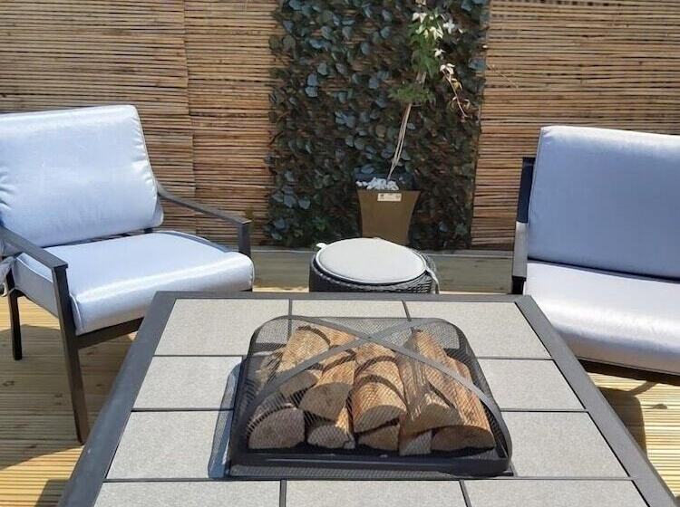 Отель The Vale Apart