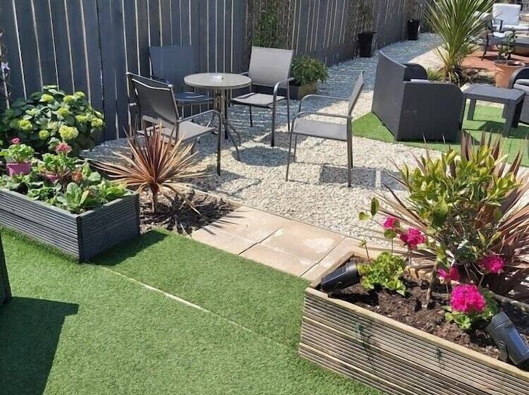 Отель The Vale Apart