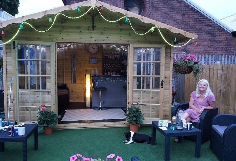 Отель The Vale Apart