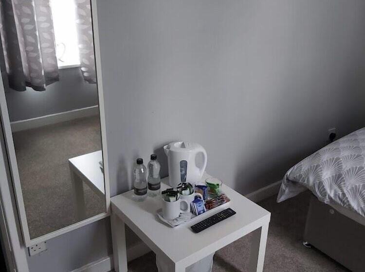 Отель The Vale Apart