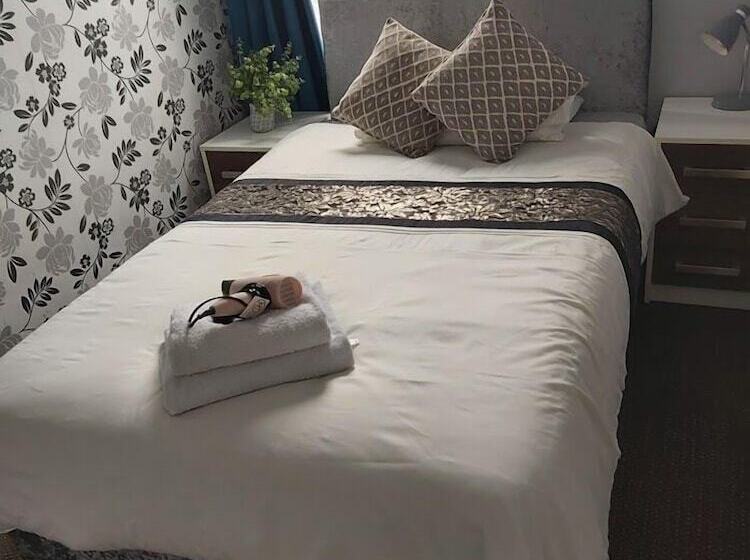 Отель The Vale Apart