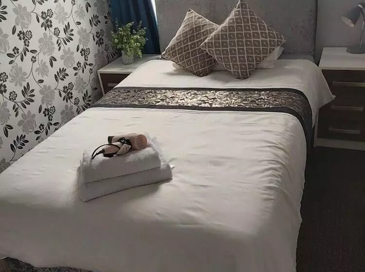 Отель The Vale Apart