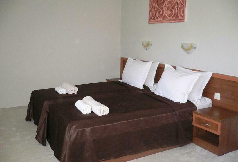 בית מלון כפרי Madara Club And Spa