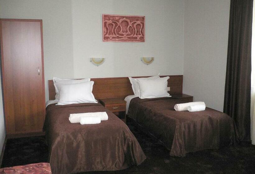 בית מלון כפרי Madara Club And Spa