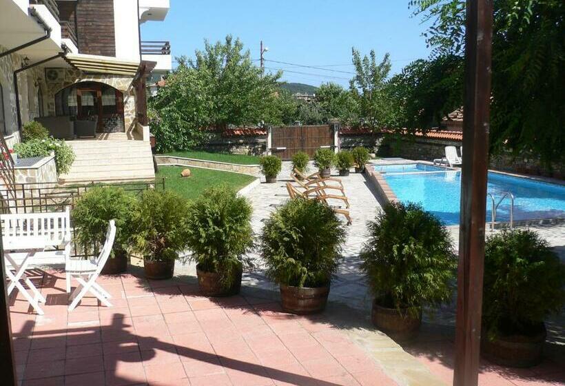 בית מלון כפרי Madara Club And Spa