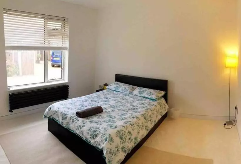 Majatalo Double Bedroom, Kings Lynn, New Renovated Bathroom