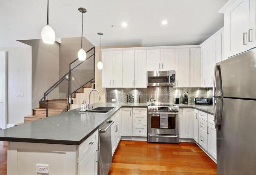 Roami At Factors Row