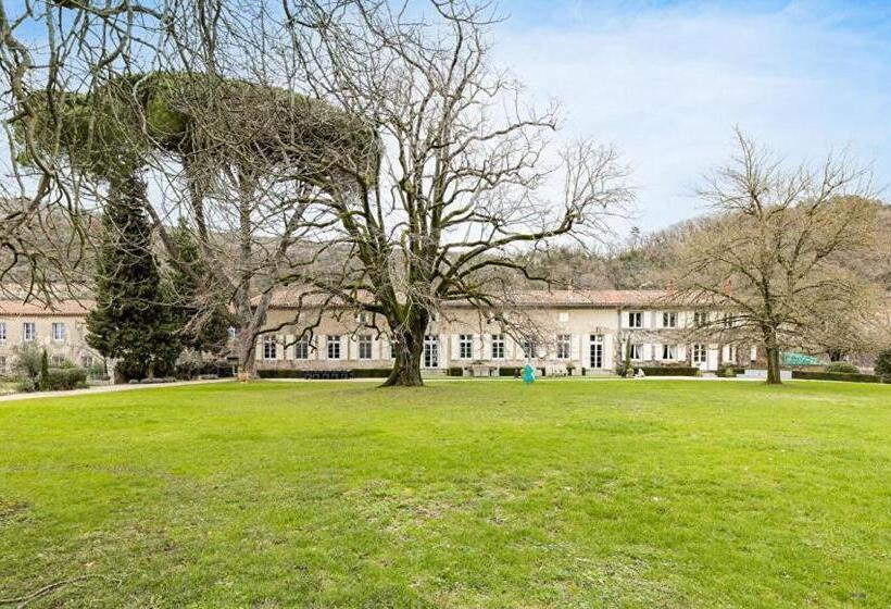 بنسيون La Chapelle Aux Acacias