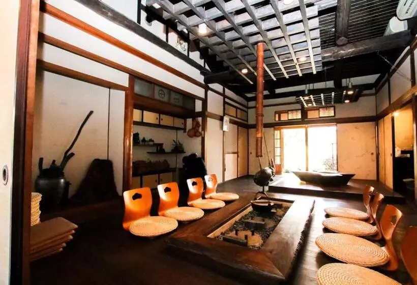 پانسیون Guesthouse Omoya  全個室  囲炉裏のぬくもりと共にグループの絆を深める古民家宿でゆっくりとした時間を 6名部屋 6名部屋 8名部屋  最大20名 ペット同伴可は一室のみ