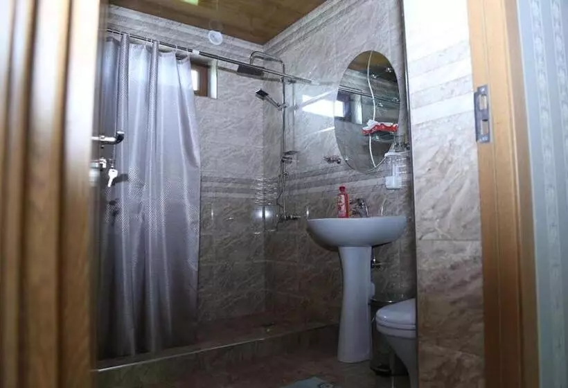 Majatalo Tezh Ler у тани