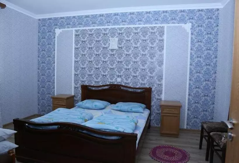 Majatalo Tezh Ler у тани