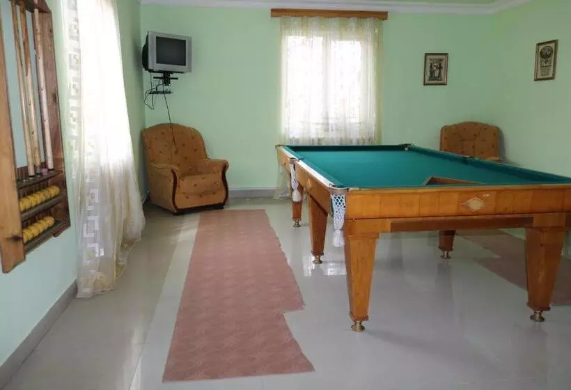 Majatalo Tezh Ler у тани