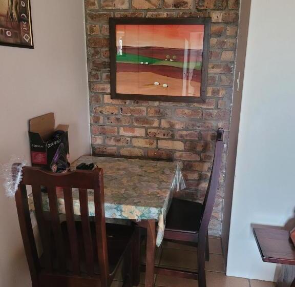 مبيت وإفطار Fig Tree Manor Self Catering