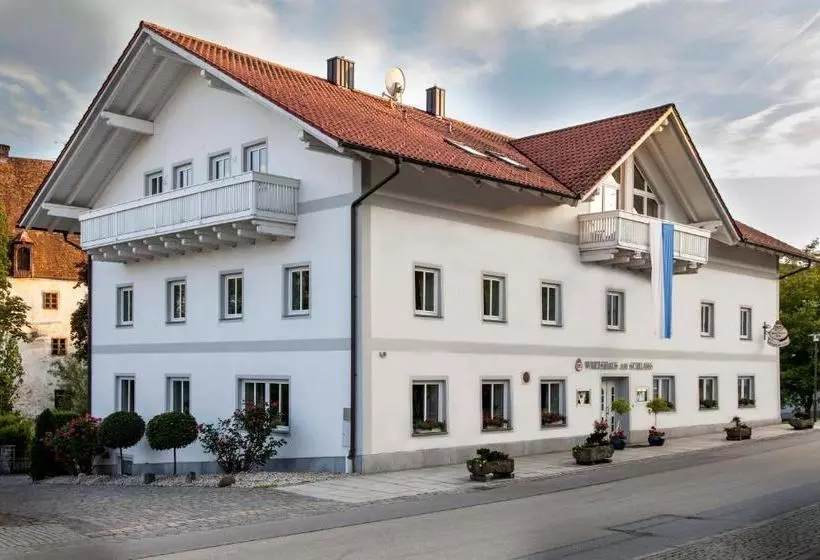 Hotelli Wirtshaus Am Schloss