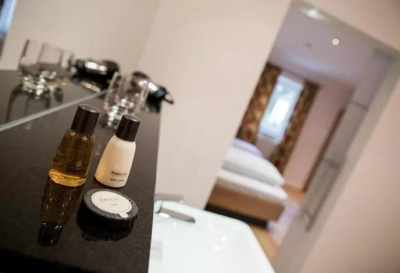 Hotelli Wirtshaus Am Schloss