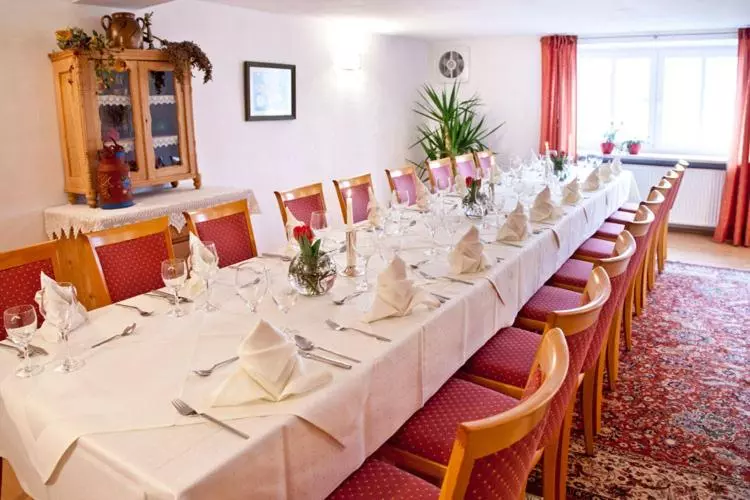 Hotelli Wirtshaus Am Schloss