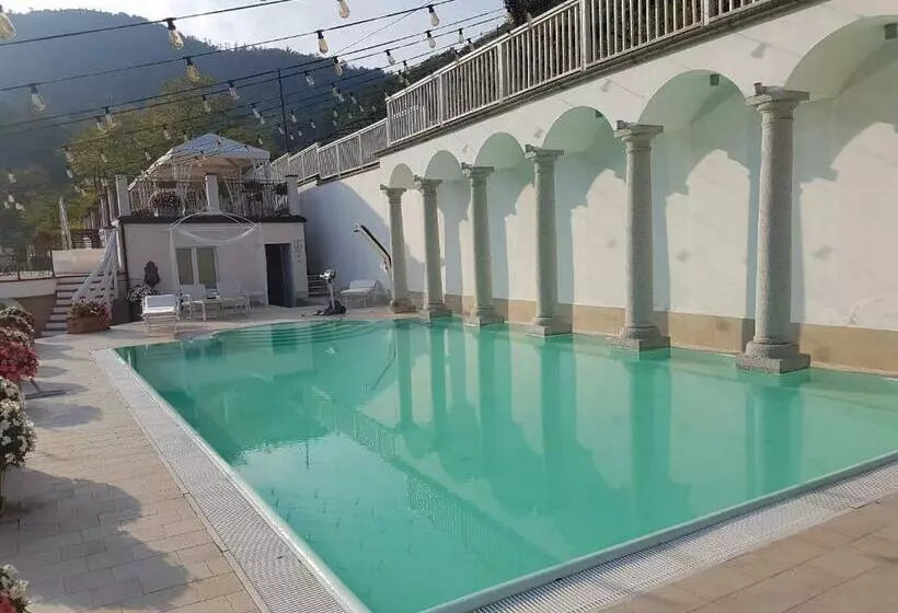 Hotelli Fontanile Relais   Valcalepio Lounge