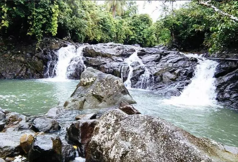 Hotelli Reddoorz @ Western Highway Lodge