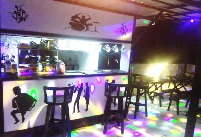 Hotelli Reddoorz @ Western Highway Lodge