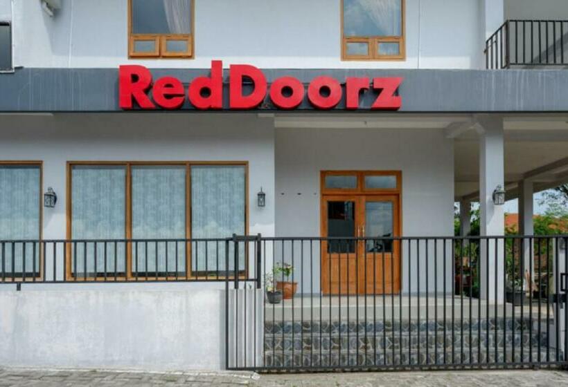 בית מלון כפרי Reddoorz Syariah Near Kawasan Sam Poo Kong 2