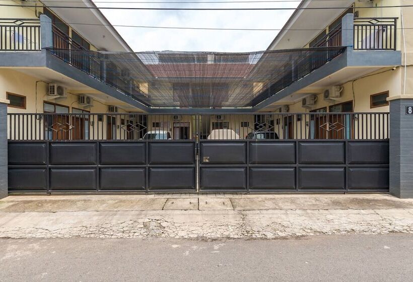 פנסיון Koolkost Near Gor Untung Suropati