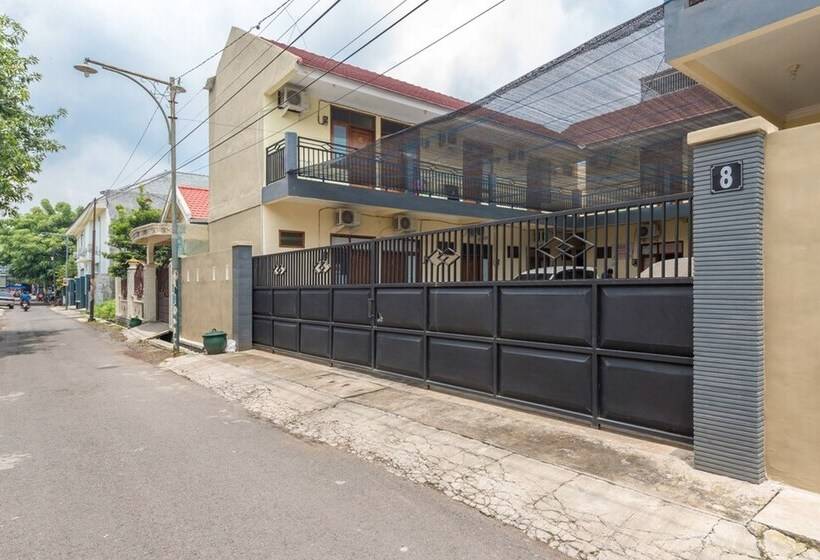 פנסיון Koolkost Near Gor Untung Suropati