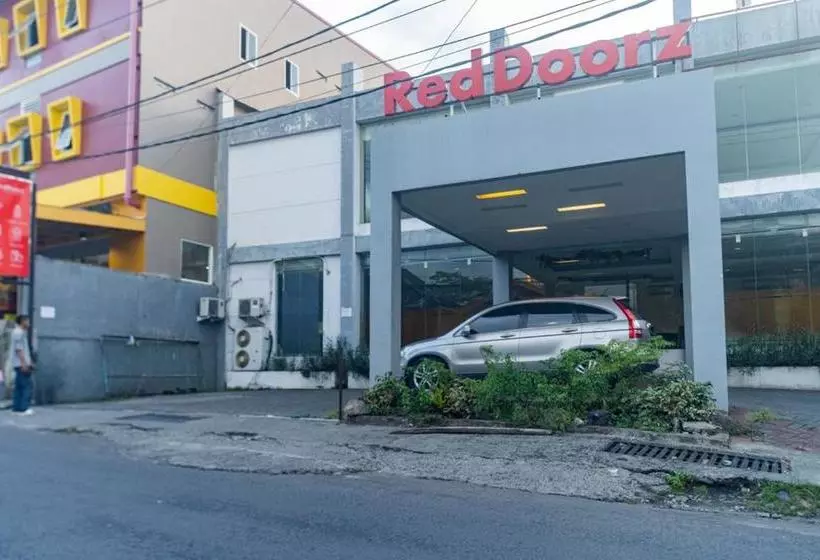 ペンション Reddoorz Near Bahu Mall Manado
