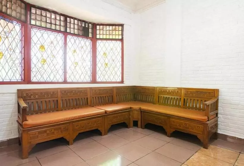 Majatalo Reddoorz Near Universitas Pamulang