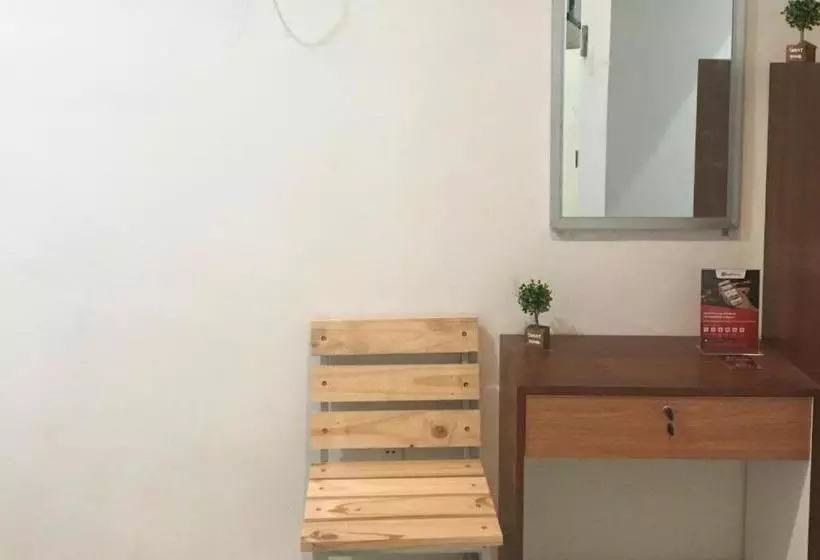 ホテル Reddoorz Near Institut Kesehatan Helvetia