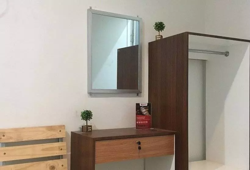 ホテル Reddoorz Near Institut Kesehatan Helvetia