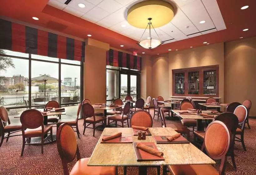 호텔 Embassy Suites By Hilton E Peoria Riverfront Conf Center