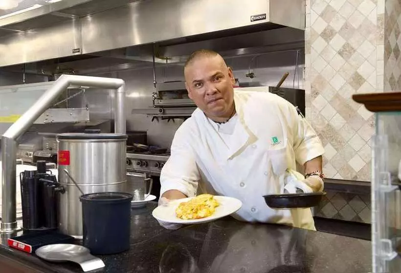 فندق Embassy Suites By Hilton Fort Myers Estero