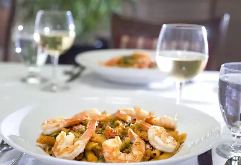 فندق Embassy Suites By Hilton Fort Myers Estero