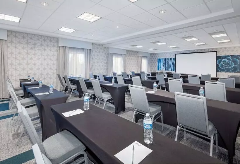 هتل Hilton Garden Inn Albuquerque / Journal Center