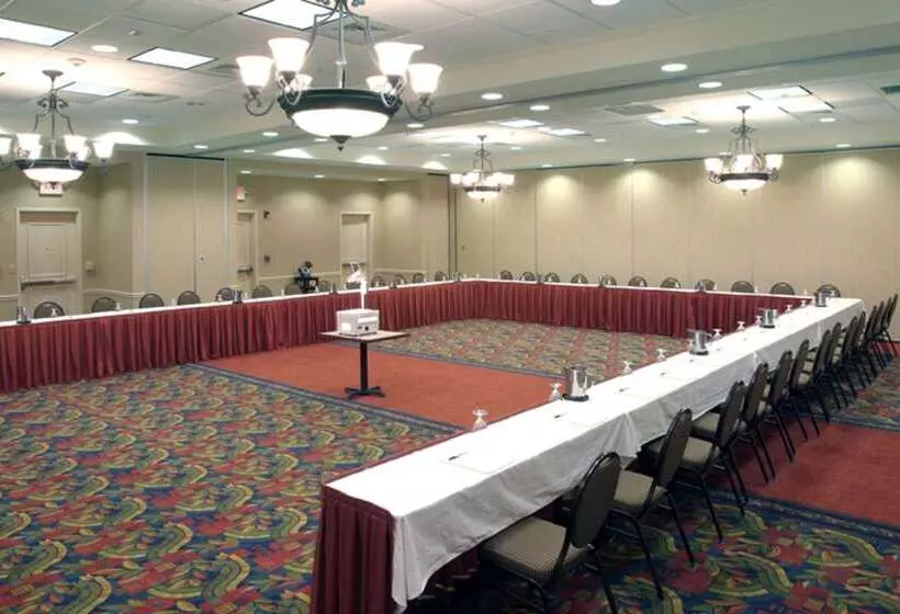 هتل Hilton Garden Inn Buffalo Airport