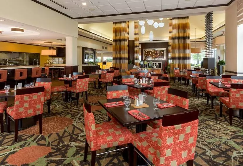 هتل Hilton Garden Inn Buffalo Airport