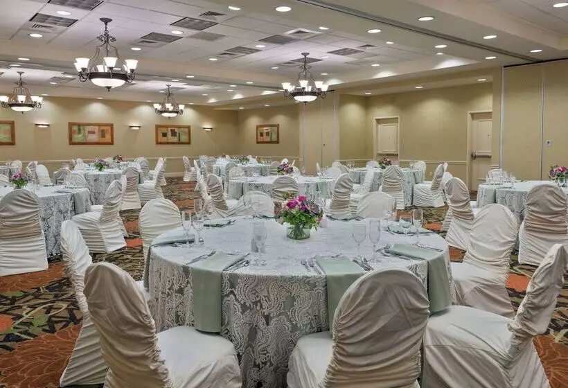 هتل Hilton Garden Inn Buffalo Airport