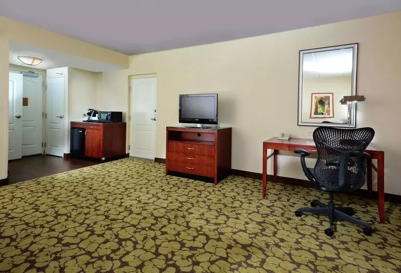 هتل Hilton Garden Inn Raleigh Capital Blvd I540
