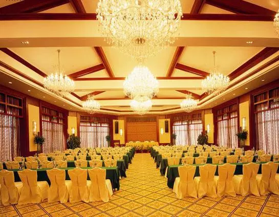Phoenix Lakeview Resort Hotel