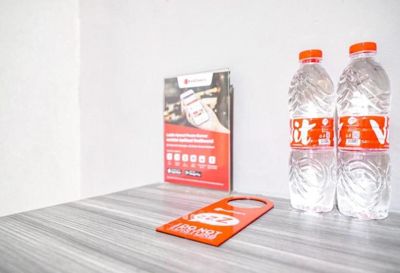 בית מלון כפרי Reddoorz @ Citraland Surabaya