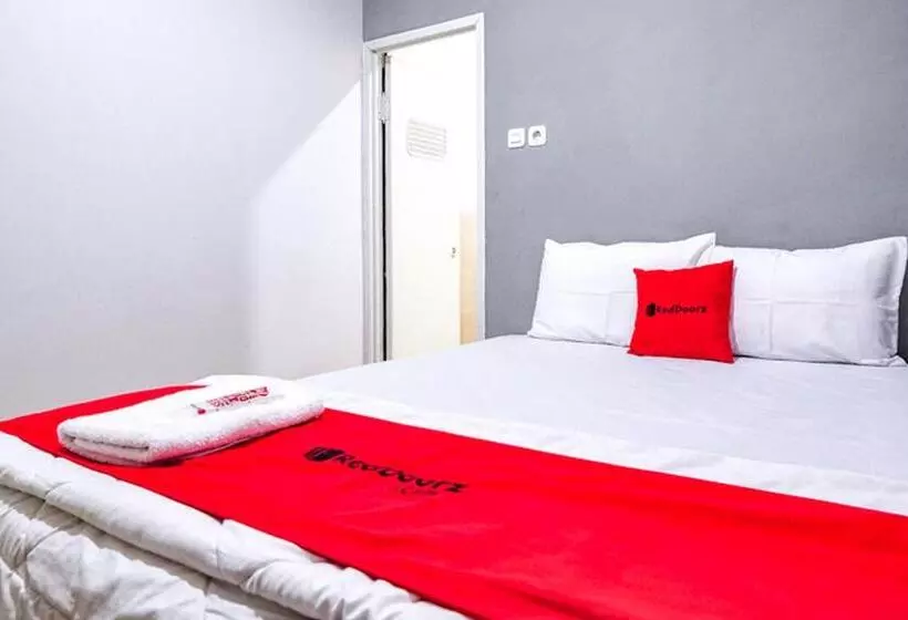 Hotelli Reddoorz @ Citraland Surabaya