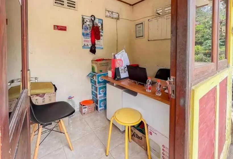 Hotelli Villa Kampoeng City Wonosalam Mitra Reddoorz