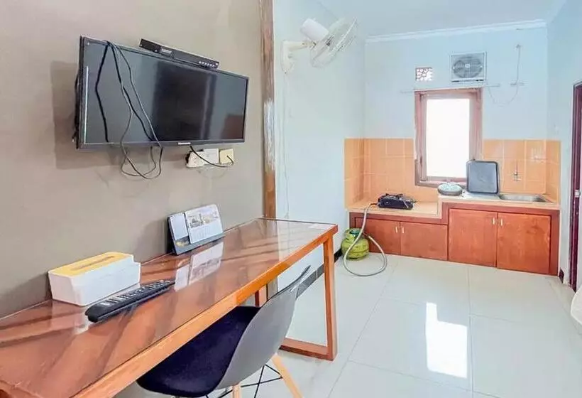 Hotelli Villa Kampoeng City Wonosalam Mitra Reddoorz