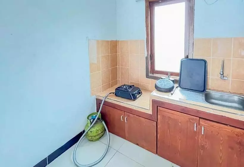 Hotelli Villa Kampoeng City Wonosalam Mitra Reddoorz