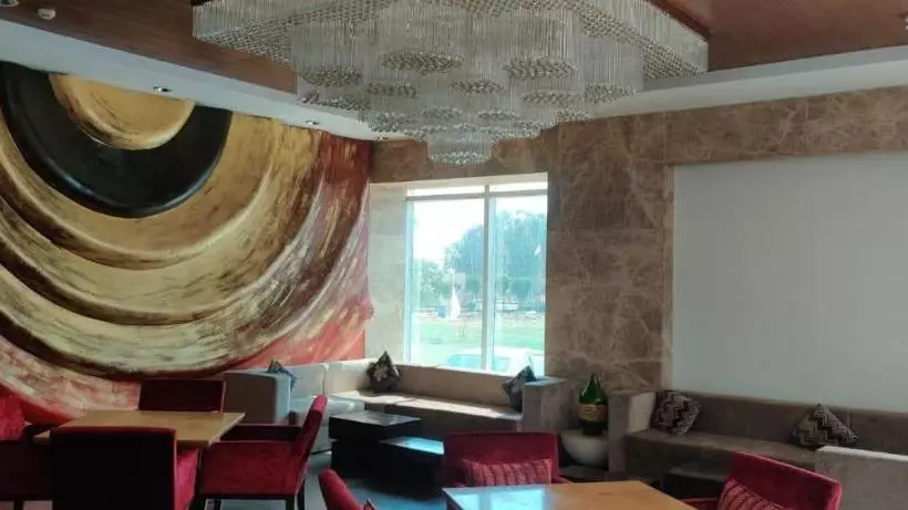 Hotelli Tivoli Royal Palace