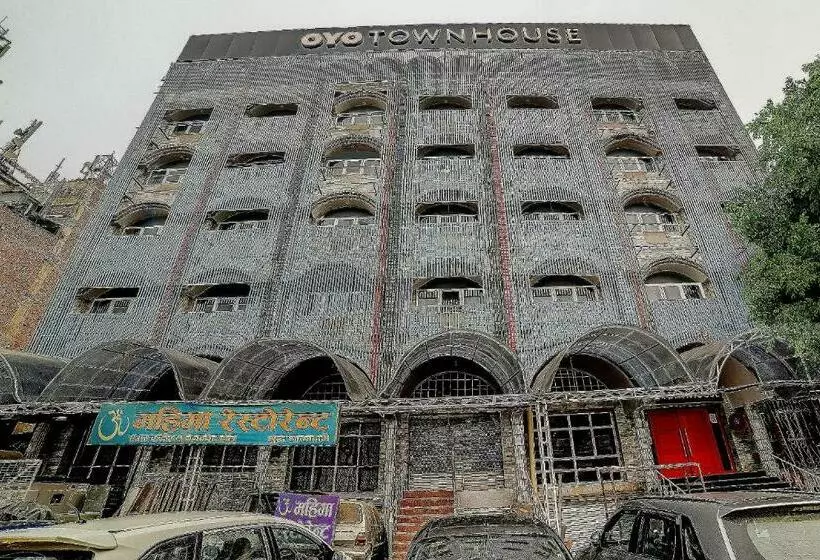 ホテル Vaccinated Staff Oyo Town House 402  Santosh Palace